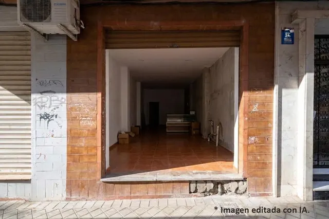 Local comercial junto a calle Alhamar. Ideal para oficina, despacho o almacén. Muy económico — 18