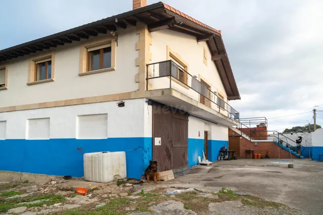 CASA CON NAVE INDUSTRIAL Y TERRENOS EN AJO - foto 5