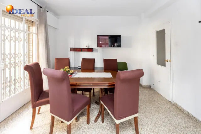 Venta de piso de 4 dormitorios y 2 baños en Granada (Zona Centro) — 6