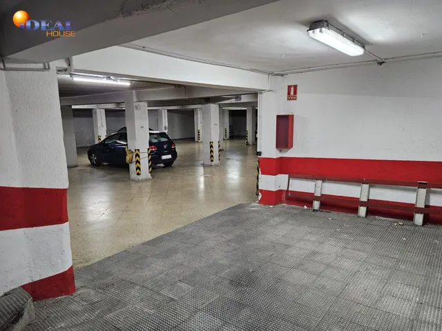 PLAZA DE GARAJE EN EL CENTRO DE GRANADA, JUNTO PLAZA TRINIDAD. — 11