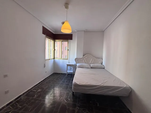 Piso para estudiantes muy luminoso de 3 dormitorios en la Alameda, Cartagena. — 18
