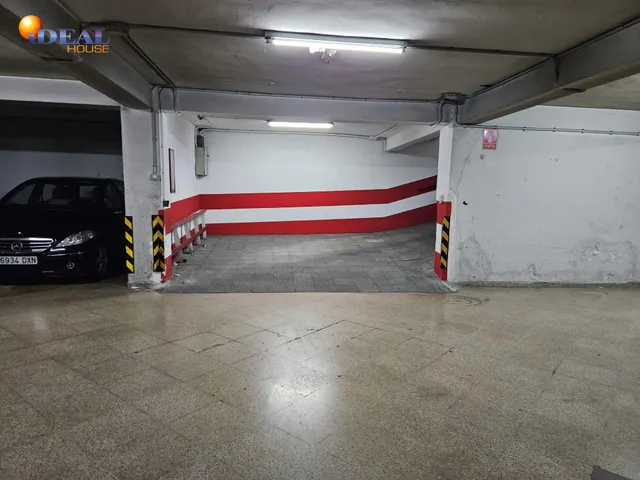 PLAZA DE GARAJE EN EL CENTRO DE GRANADA, JUNTO PLAZA TRINIDAD. — 10