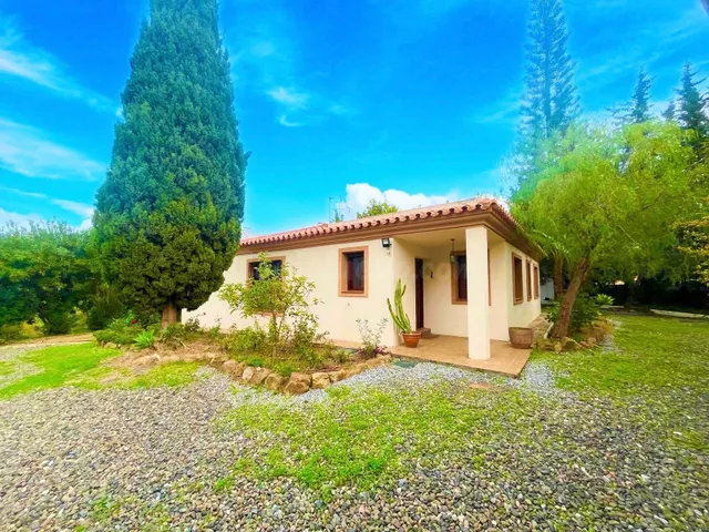Oportunidad única en Estepona: Finca Rústica entre el campo 