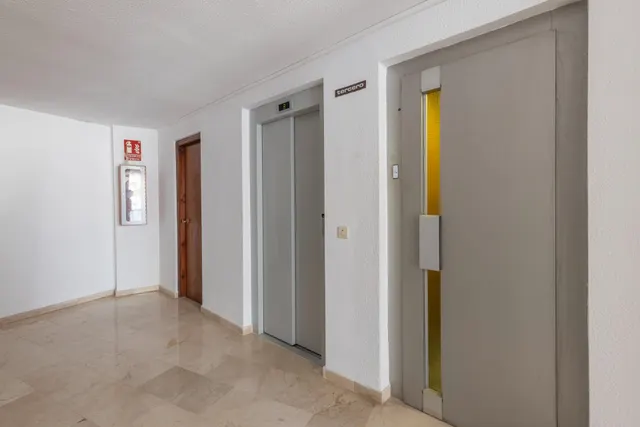 ¡exclusivo apartamento en primera linea de playa con reforma integral de alta gama! — 32