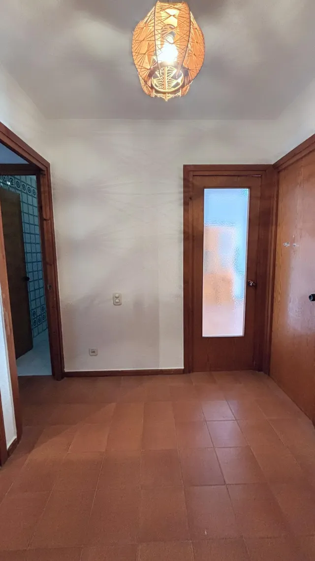 Piso de 4 habitaciones con garaje privado, dos balcones y vistas despejadas en el centro de Deltebre — 10