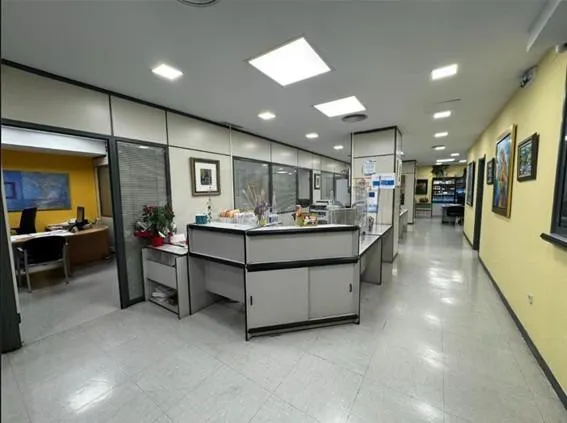 SE VENDE O ALQUILA OFICINA EN PLENO ENSANCHE DE 9 DESPACHOS  - foto 3