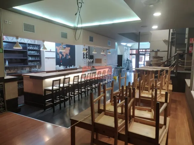 SE ALQUILA CAFE- BAR EN RONDA MERCEDES — 7