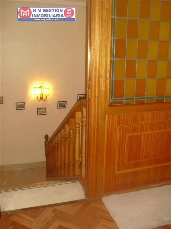 Casa en zona centro de Alcázar a 5 minutos de la Plaza de España, En planta baja.: Garaje para dos coches, 3 habitaciones, servicio, patio cubierto distribuidor, patio exterior de 50 m2 y cuarto de — 9
