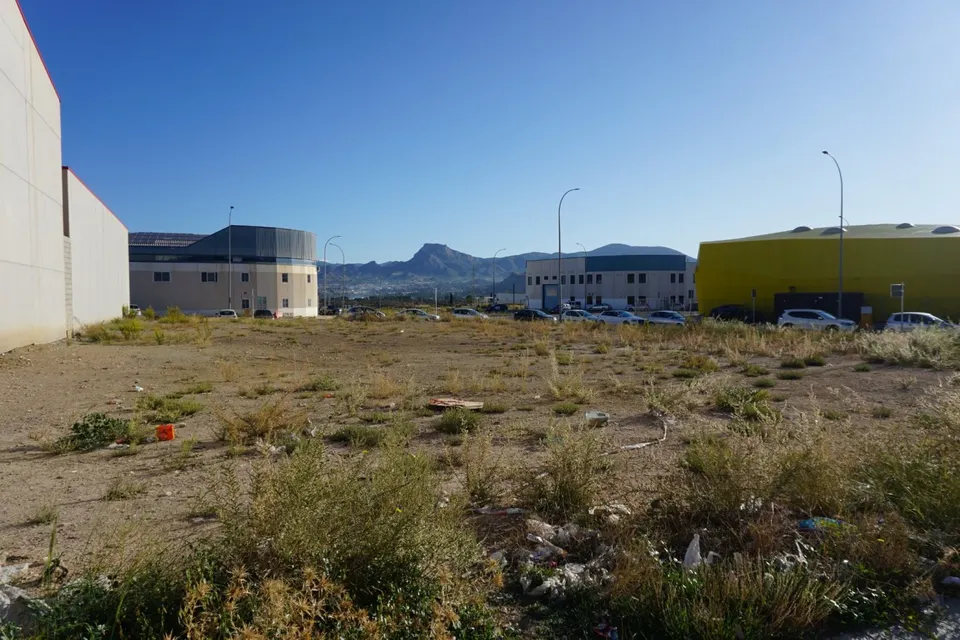 TERRENO INDUSTRIAL EN POLIGONO EL PASTORET PARA EDIFICAR, MUY BIEN UBICADA A LA ENTRADA DEL POLIGONO