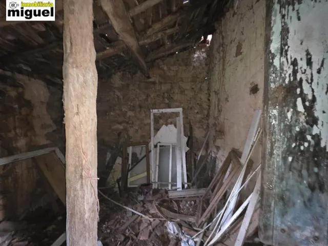 Se vende casa de piedra para rehabilitar con jardín en Cades (Herrerías) — 16