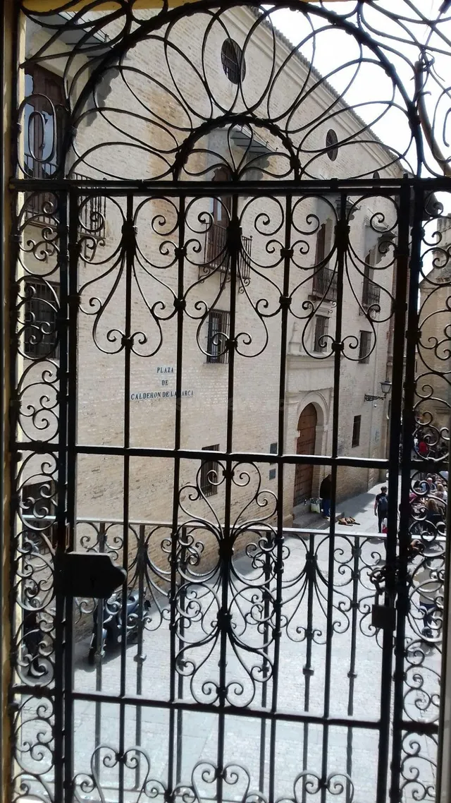 CASA CON ENCANTO A REFORMAR FRENTE AL MERCADO DE LA CALLE FE - foto 5