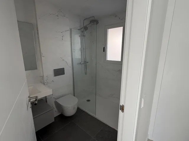 Cuenta con zonas comunes pensadas para el disfrute y la relajación: piscina para adultos, gastrojardín, un gimnasio completo y un spa con sauna. — 8