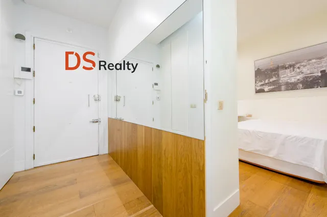 Ds realty presenta | vivienda exterior con tres balcones y terraza frente al templo de debod — 12