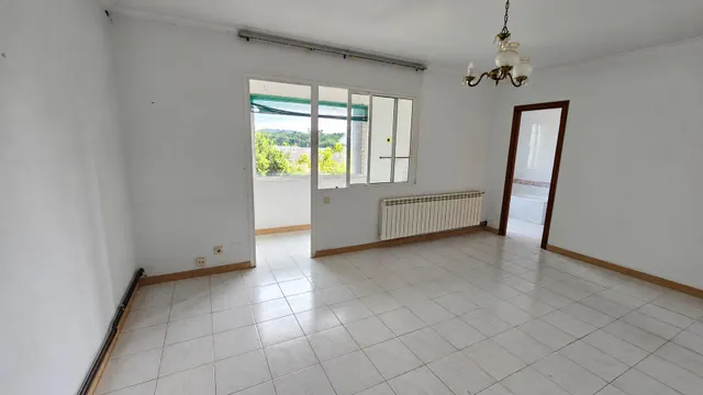 Nave comercial con alojamiento, aparcamiento y parcela en A Gándara — 33