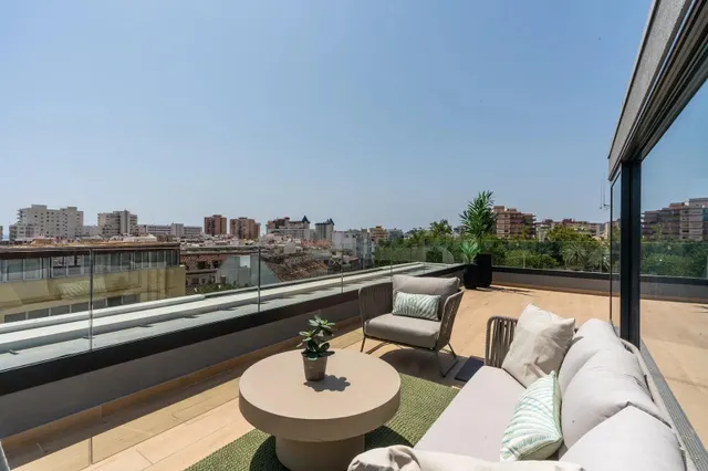 Ático de 3 dormitorios y 3 baños en Fuengirola Centro. A 350 - foto 3