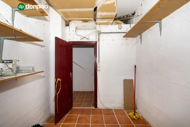 Local comercial junto a calle Alhamar. Ideal para oficina, despacho o almacén. Muy económico — 9