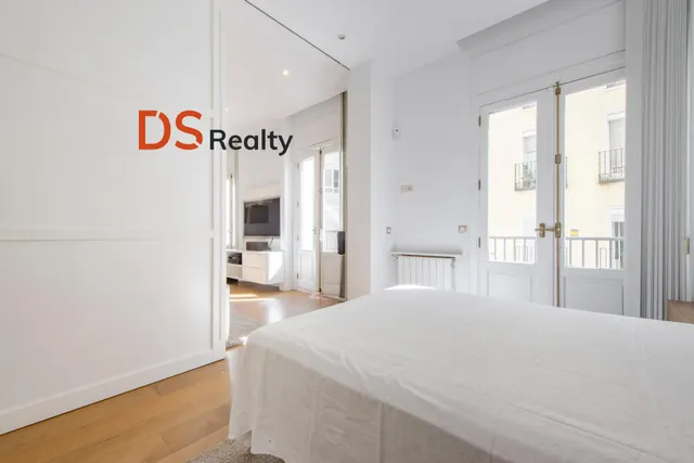 Ds realty presenta | vivienda exterior con tres balcones y terraza frente al templo de debod — 6