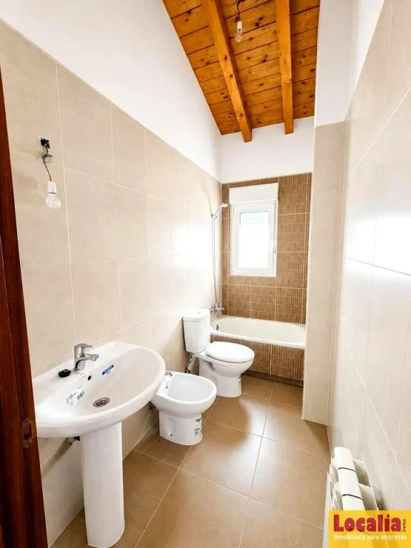 Chalet pareado con jardín en Argomilla de Cayón — 10