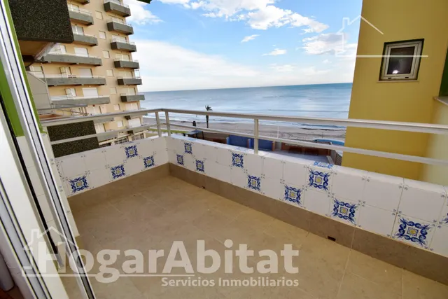 Vistas al mar en primera línea y terraza en este luminoso apartamento exterior en la playa del Mareny Blau — 10