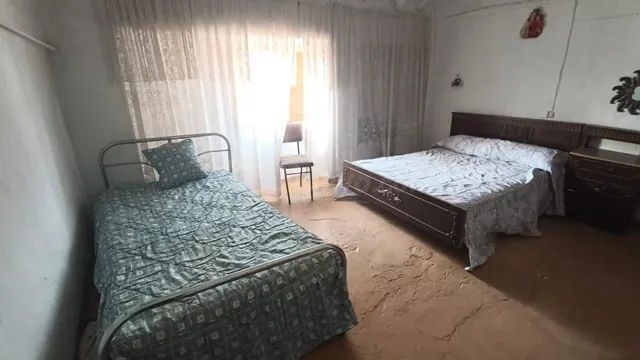 ¡Oportunidad Única en Cabra! Casa con Patio y Porche por sol - foto 4