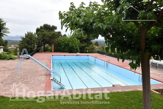 CHALET SEMINUEVO CON GARAJE, PISCINA Y AMPLIA PARCELA — 47