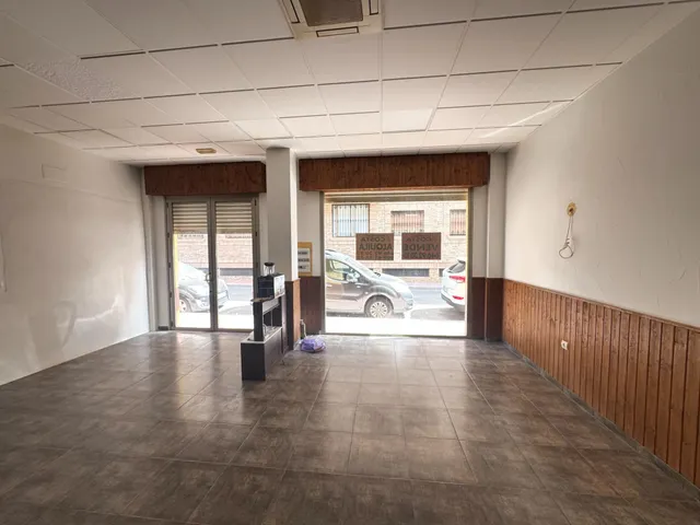 SE VENDE O SE ALQUILA LOCAL EN EL CENTRO DE CASILLAS — 8
