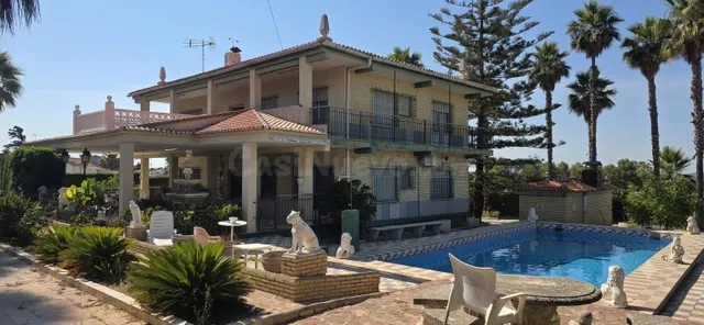 Chalet independiente con dos viviendas, piscina y gran parce