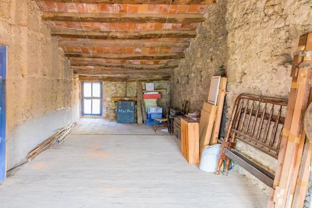 CASA DE PIEDRA DEL S. XVIII, A DOS CALLES, EN MONISTROL DE CALDERS — 26