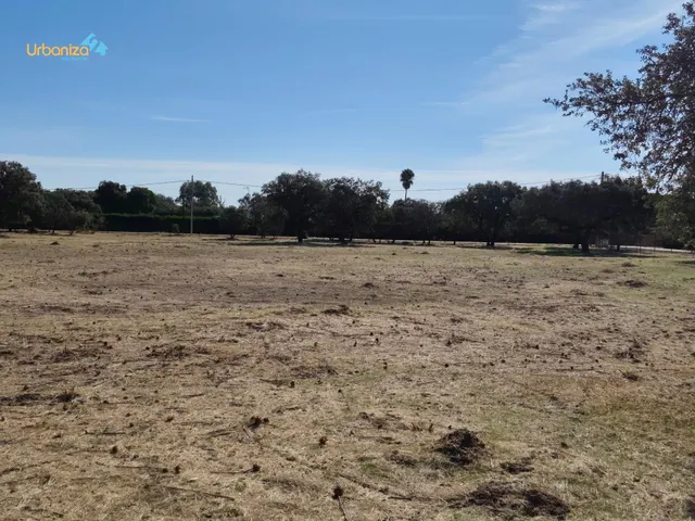 Parcela en tres arroyos totalmente vallada con pozo, portera de entrada y  2 acometidas de luz — 25