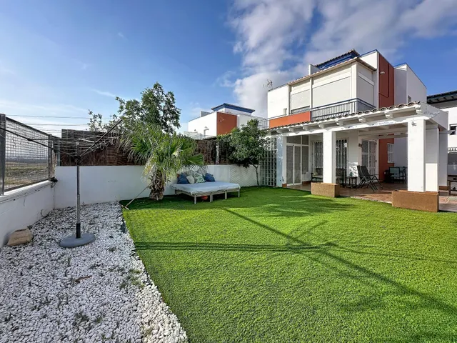 Chalet pareado con gran semisótano, jardín privado, garaje y - foto 2