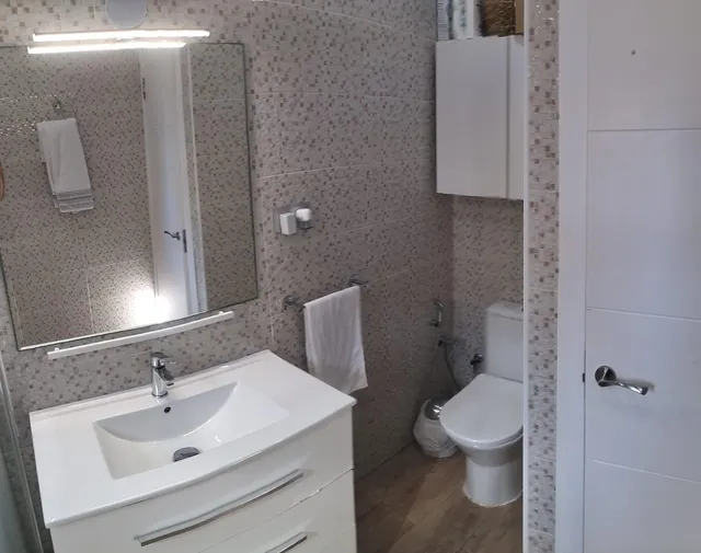 MAGNIFICO CHALET TOTALMENTE REFORMADO, IDEAL PARA PAREJAS, RODEADO DE TODOS LOS SERVICIOS — 28