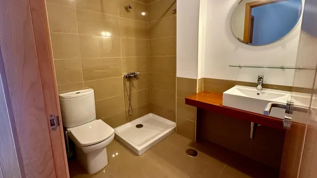 Piso exterior de 3 dormitorios y 2 baños con garaje y trastero en Avenida Buenos Aires. — 22