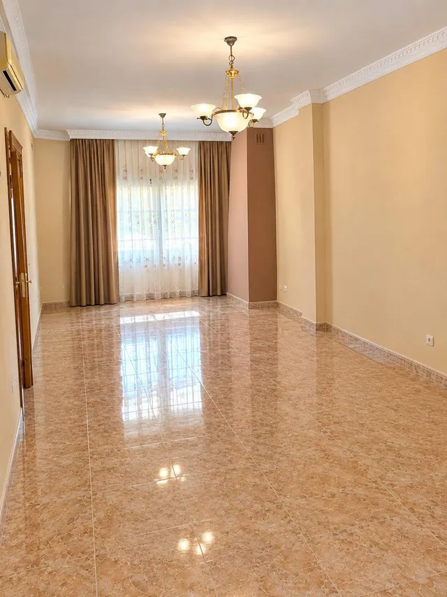 Chalet adosado con piscina y jardín en Urbanización San Luis, Málaga — 5