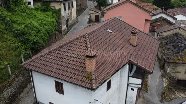 Casa adosada con tejado renovado, 350 m2 construídos con vis