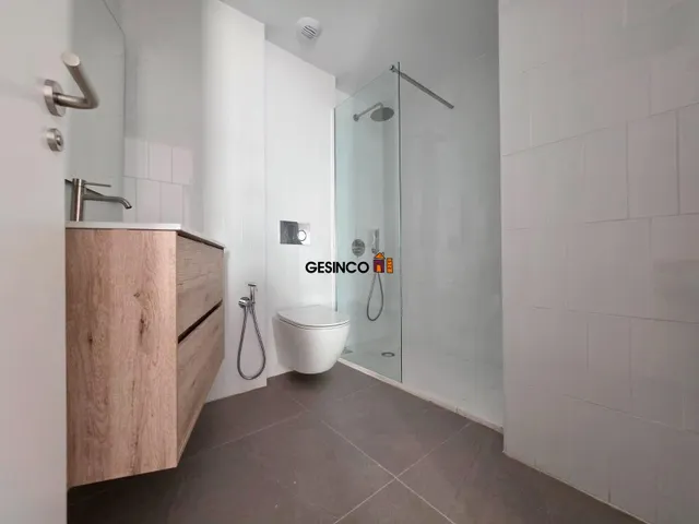 PISO EN TERCERA PLANTA SIN AMUEBLAR MUY CÉNTRICO — 8