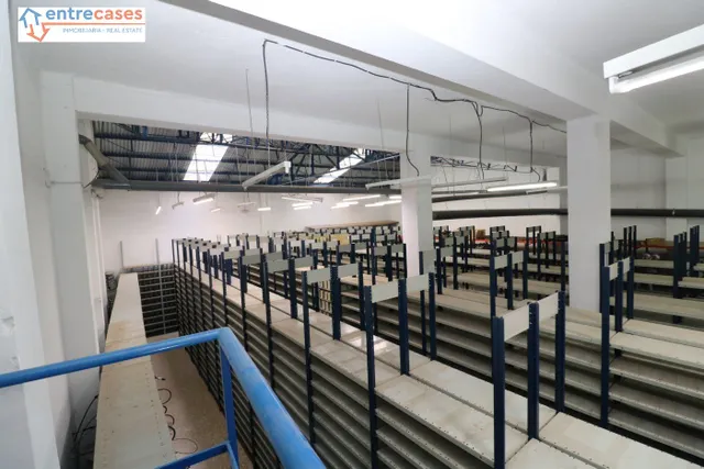 LOCAL COMERCIAL MUY ESPACIOSO PUERTA ACCESO CAMIONES — 7