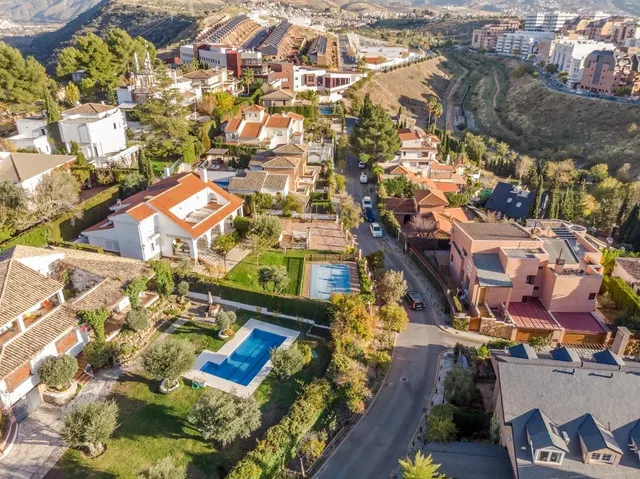 chalet independiente con la mejor parcela en la prestigiosa  urbanización de el serrallo — 33