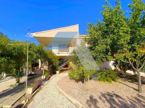 Chalet independiente en parcela urbana.