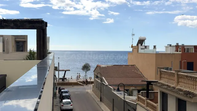 Apartamento de lujo a pasos de la playa con vistas al mar y pisicna comunitaria con  parking y trastero — 2