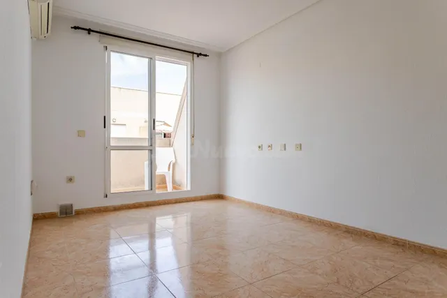 Ático de 2 dormitorios con piscina comunitaria en el corazón - foto 3