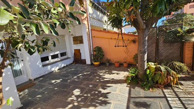 CASA PLANTA BAJA CON 2 VECINOS CON JARDÍN — 16