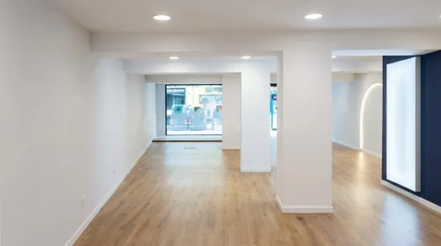 LOCAL COMERCIAL EN ALQUILER - SANT ANDREU - foto 2