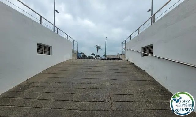 EMPURIABRAVA-DELTA MUGA: Plaza de aparcamiento subterráneo e - foto 3