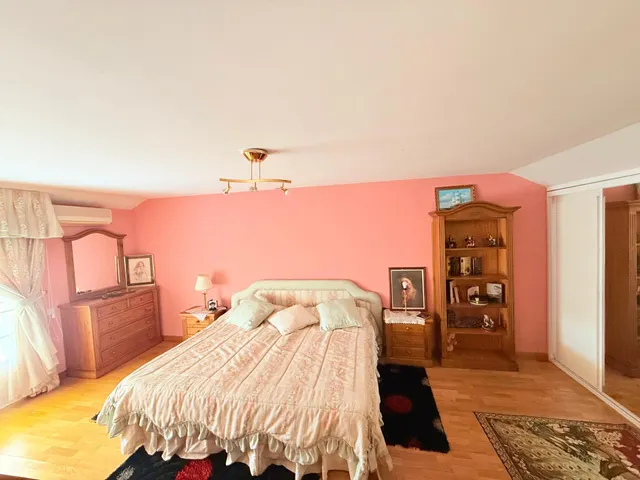 VENTA EN PLENO DOMINIO · Gran chalet de 545 m2 con placas solares y parcela privada de 3.000 m2 · Boadilla del Monte — 27