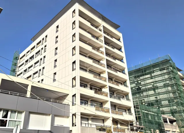 Amplio piso con terraza y vistas a la bahía de Laredo, en zo
