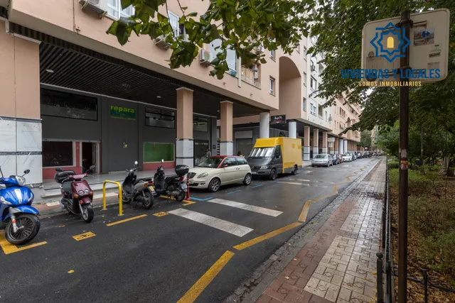 Local comercial en venta en calle agustina de aragón — 18