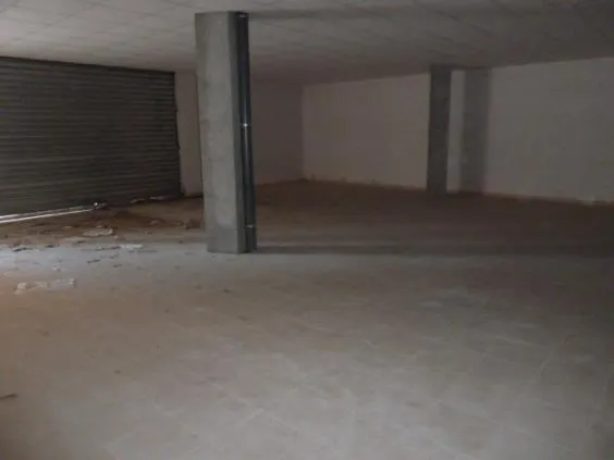 LOCAL COMERCIAL CON FACHADA DE 8 METROS APROX. — 8