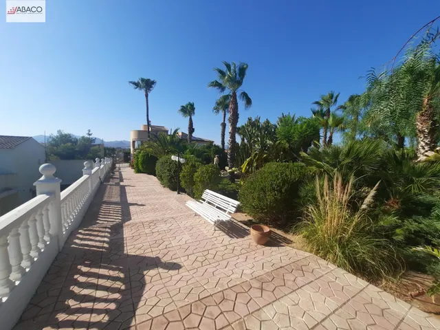 Elegante chalet con maravilloso jardín y vistas privilegiadas. — 28