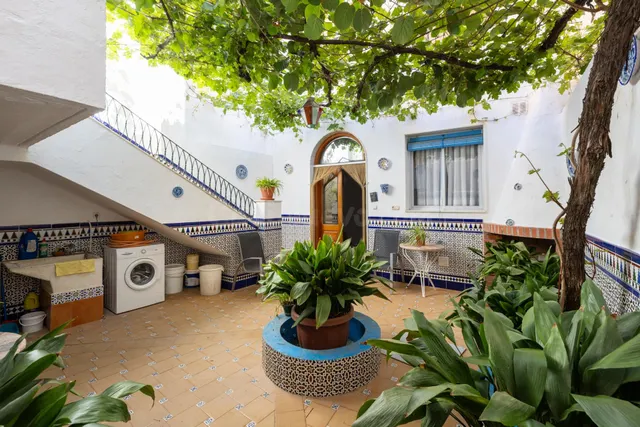 Casa con bajo comercial, bodega y terraza en pleno corazón d