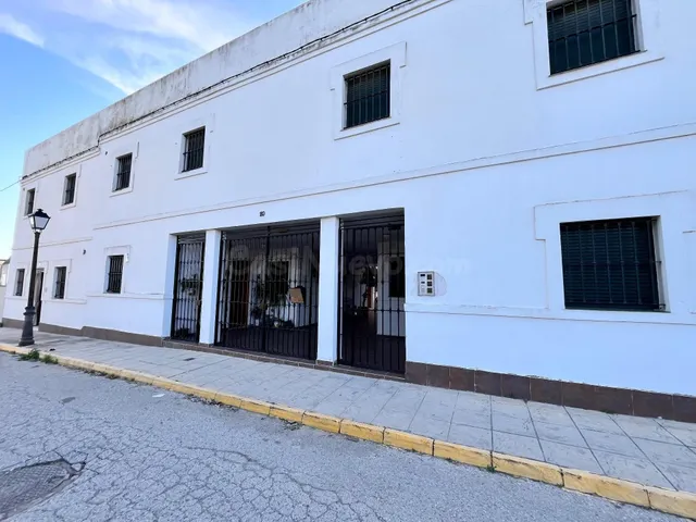 Apartamento con garaje, trastero y piscina en Sanlúcar la Ma - foto 2